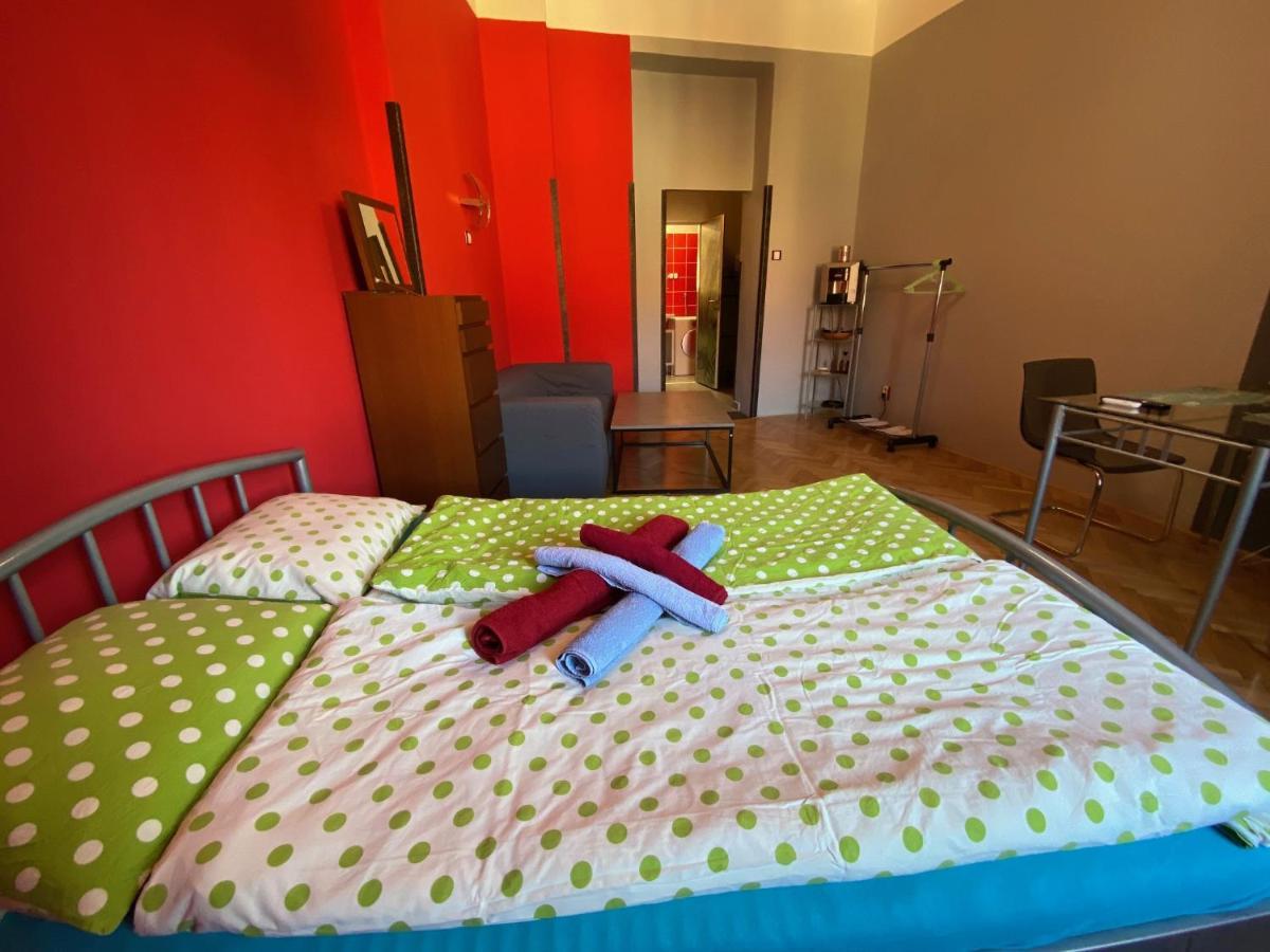 Apartment B42 Bed And Cafe プラハ エクステリア 写真