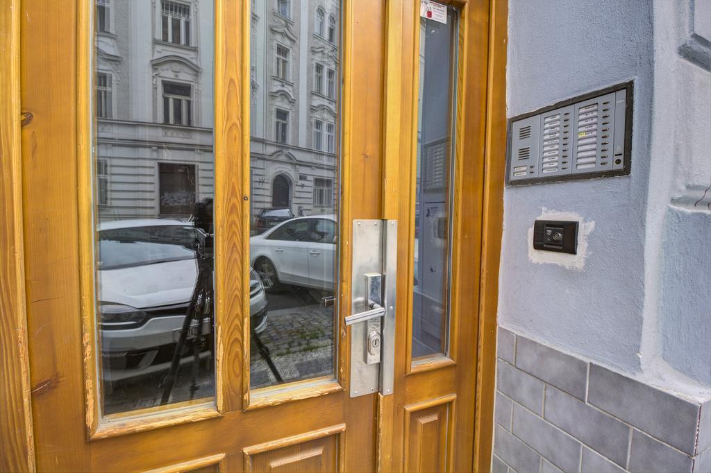 Apartment B42 Bed And Cafe プラハ エクステリア 写真